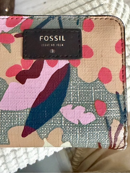 Fossil Handbags - Fossil Floral Bifold Wallet in Pink, Blue, Tan and Green